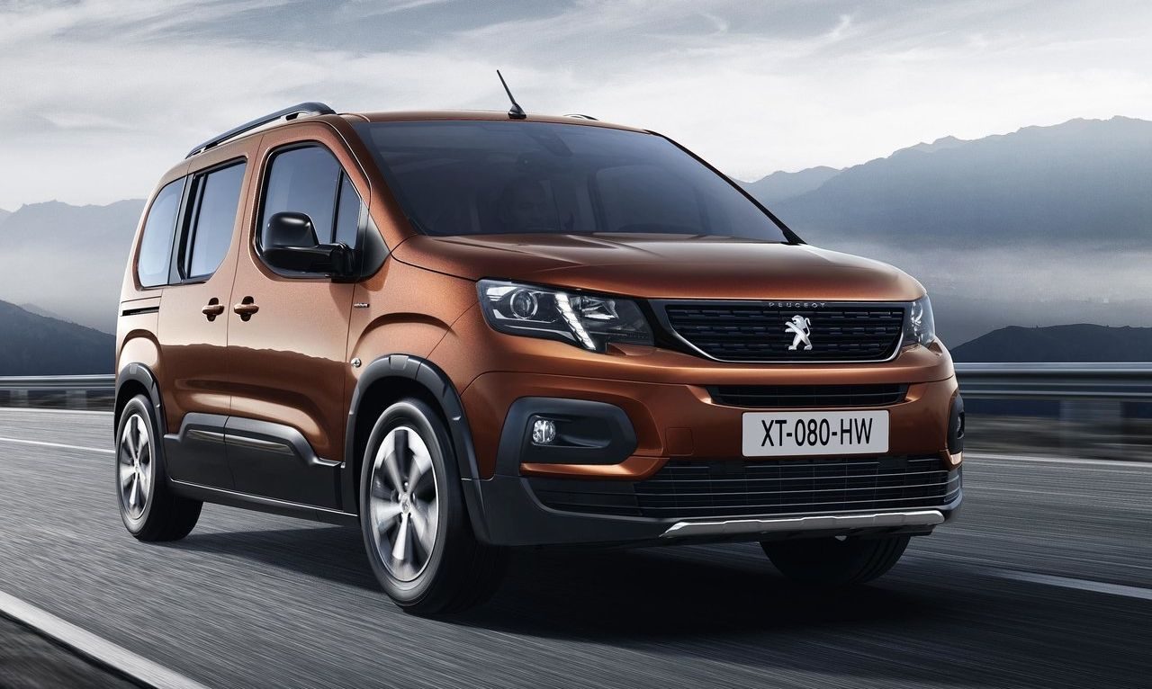 De Peugeot Rifter uit 2019 rijdt op een bergweg.