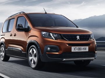 De Peugeot Rifter uit 2019 rijdt op een bergweg.