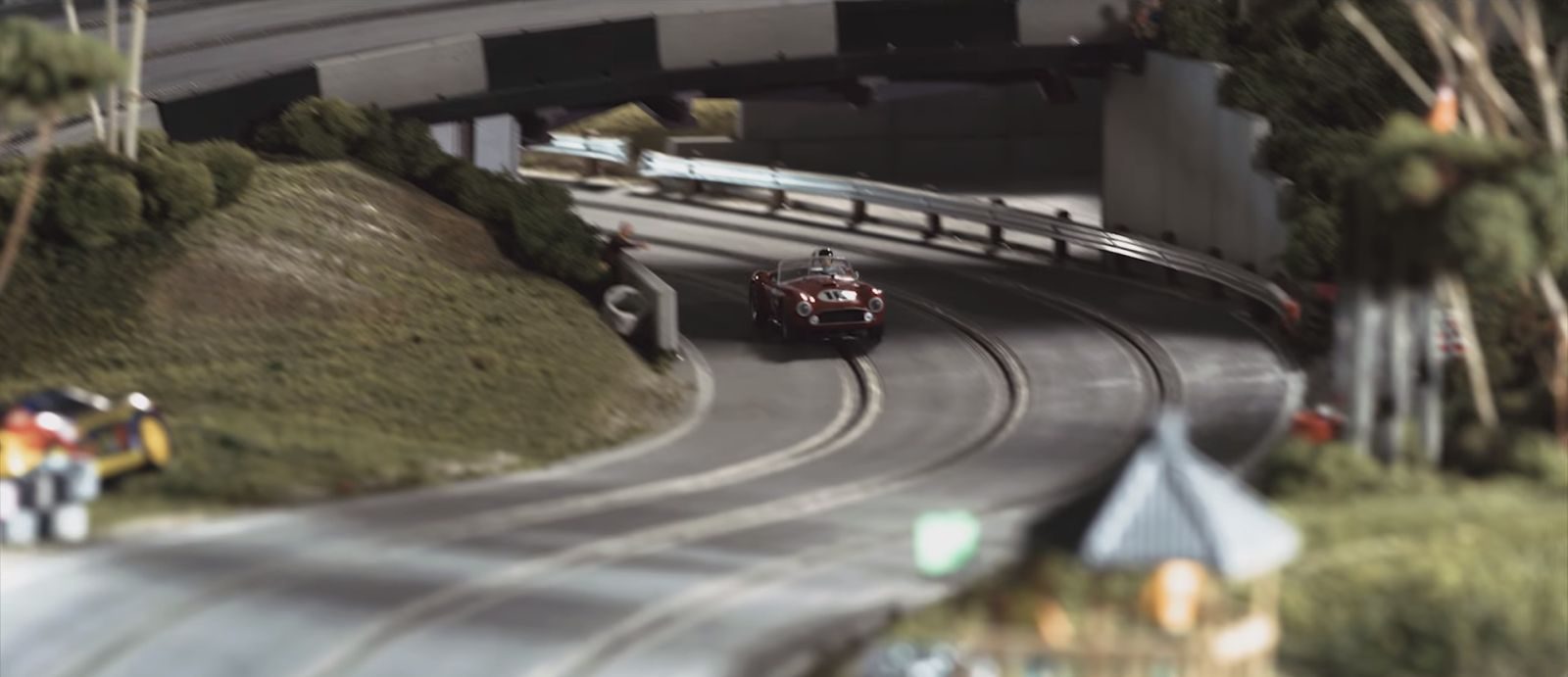 Een slotracentrein rijdt over een spoor.