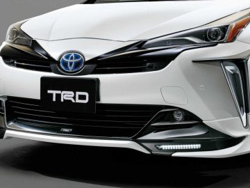 De voorkant van een witte Toyota Prius met TRD.