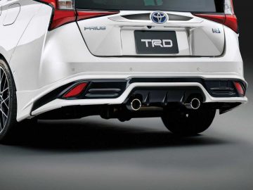 De achterkant van een witte Toyota Prius met TRD-upgrades.