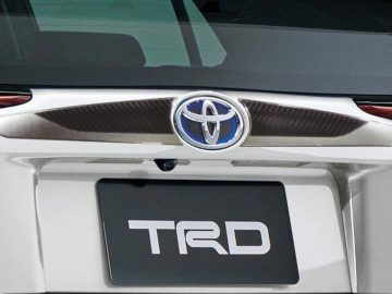 De achterkant van een Toyota TRD.