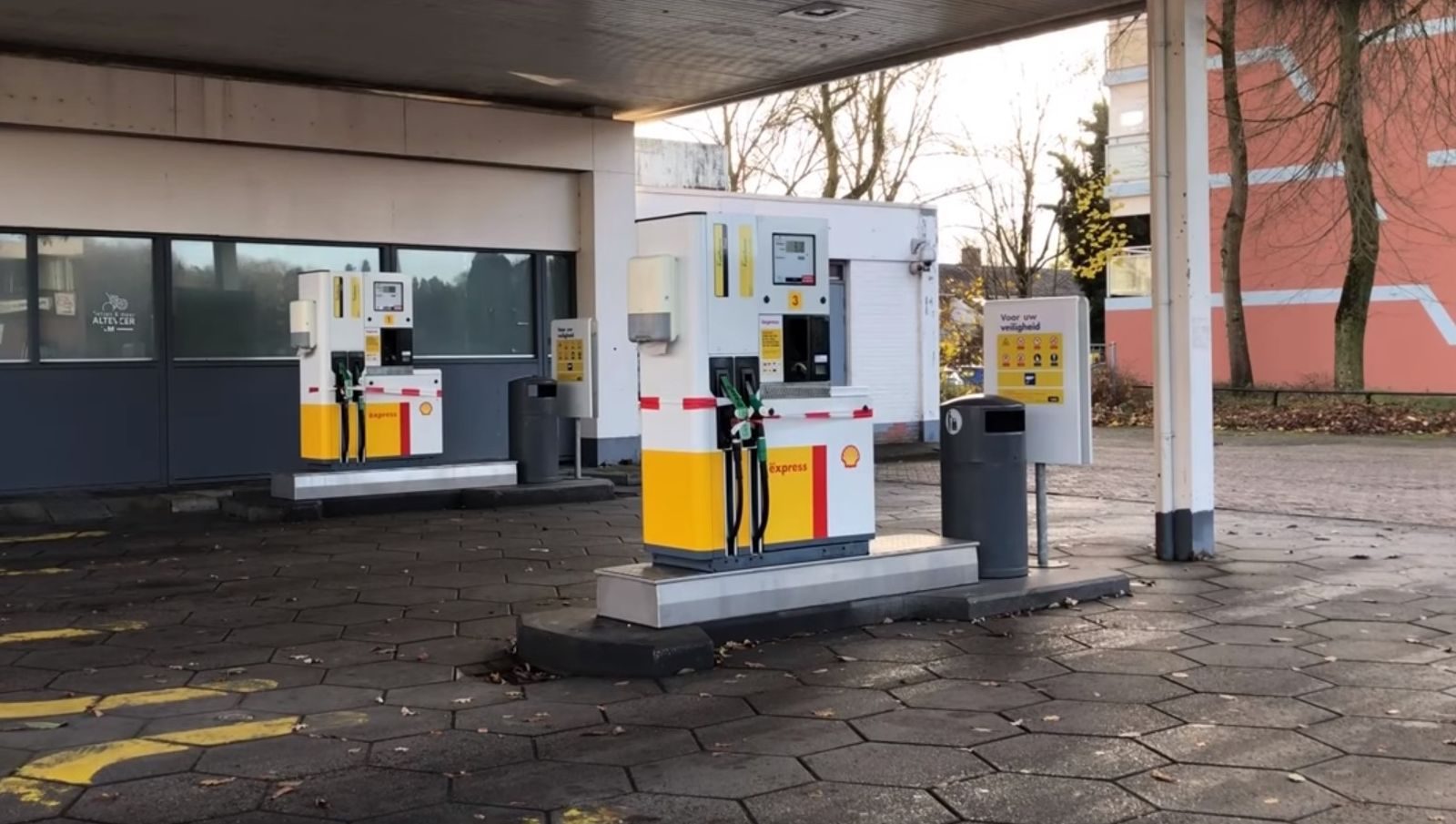 Twee benzinepompen voor een gebouw met een brandstoftekort.