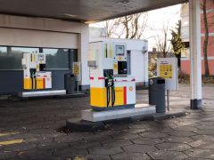 Twee benzinepompen voor een gebouw met een brandstoftekort.