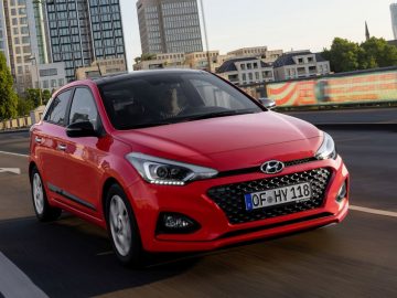 De Hyundai rijdt door een stadsstraat.