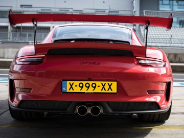 De achterkant van een rode Porsche 911 GT3 met Kentekenserie.