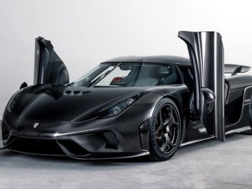 De Koenigsegg is afgebeeld met geopende deuren.