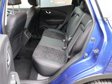De achterbank van een blauwe Renault Kadjar.