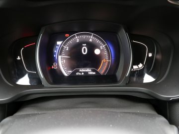 Het dashboard van een Renault Kadjar met een snelheidsmeter.