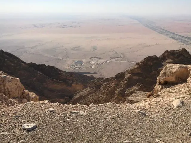 Een zicht op de woestijn vanaf de top van Jebel Hafeet.