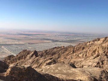 Een uitzicht over de stad vanaf de top van Jebel Hafeet.