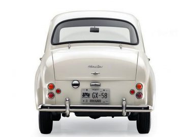 De achterkant van een witte auto, die doet denken aan een scène uit een muziekvideo van Phil Collins, op een witte achtergrond.