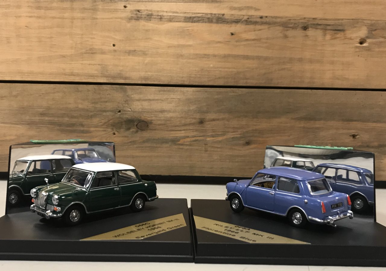 AutoRAI in Miniatuur Riley Elf en Wolseley Hornet