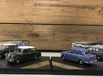 AutoRAI in Miniatuur Riley Elf en Wolseley Hornet
