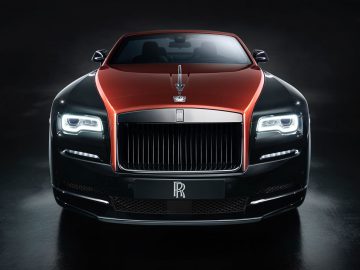 De op maat gemaakte Rolls Royce Phantom wordt getoond in een donkere kamer.