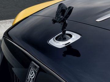 De motorkap van een op maat gemaakte zwart-gele Rolls Royce.