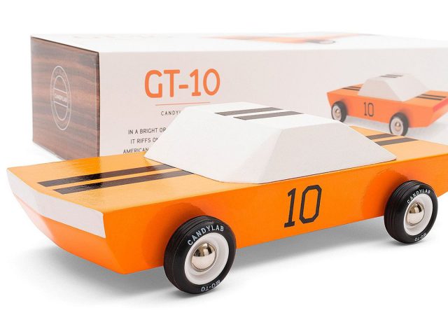 Een Candylab speelgoed oranje auto voor een doos.
