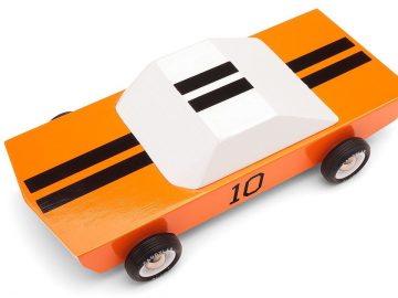 Een Candylab houten speelgoedauto met een nummer erop.