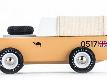 Een Candylab houten speelgoedauto met een Britse vlag erop.
