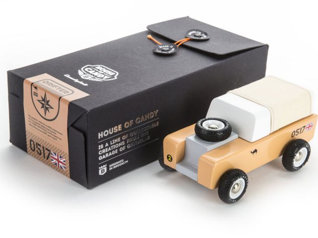 Een Candylab houten speelgoedauto voor een doos.