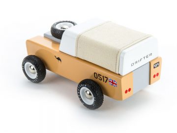 Op een witte achtergrond wordt een houten speelgoedauto van Candylab getoond.