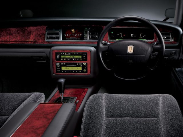 Het interieur van een auto, ontworpen met een 21e-eeuws dashboard en stuur.
