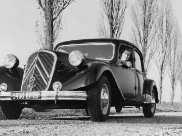 Een zwart-witfoto van een oude Citroën-auto.