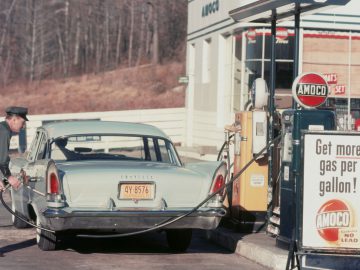 Een auto bij een Brandstofstation.