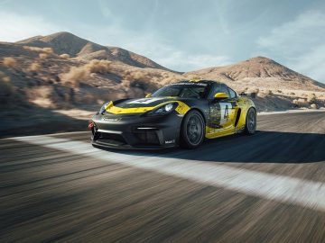 De Porsche Cayman GTS rijdt op een woestijnweg.