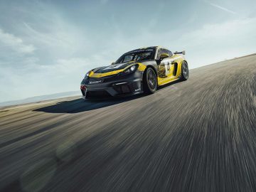 De Porsche Cayman rijdt op een circuit.