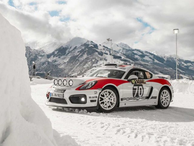 Audi Cayman rallyauto rijden in de sneeuw.