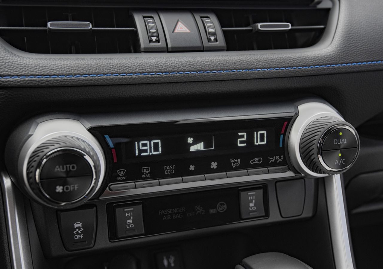 Een close-up van het dashboard van een Toyota RAV4-auto.