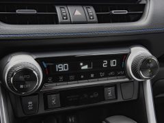 Een close-up van het dashboard van een Toyota RAV4-auto.
