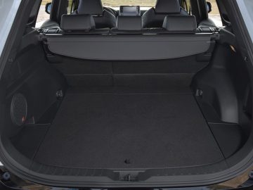 De kofferbak van een witte Toyota RAV4.