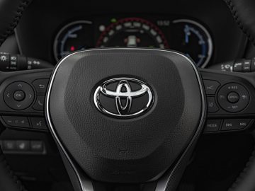 Het stuur van de Toyota RAV4 uit 2019.