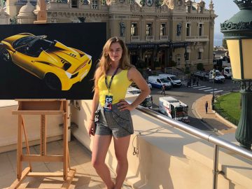Een meisje dat naast een schilderij van een gele sportwagen in Reuver staat.