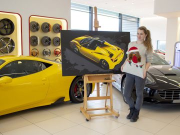 Een vrouw staat naast een gele Ferrari-sportwagen in Reuver.