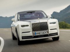 De Rolls-Royce Phantom rijdt over een bergweg.