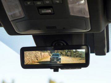 Een achteruitkijkspiegel in een Toyota RAV4.