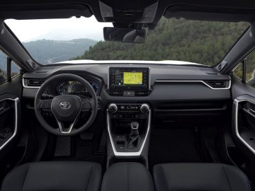 Het interieur van de Toyota RAV4 uit 2020.