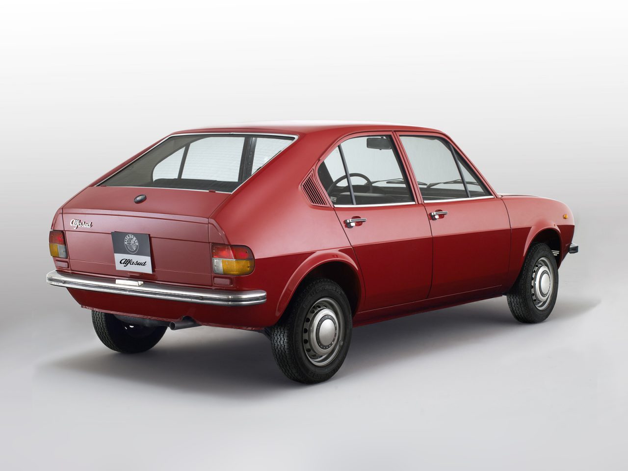 Een kleine rode Alfa Romeo-auto op een witte achtergrond.