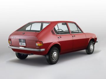 Een kleine rode Alfa Romeo-auto op een witte achtergrond.