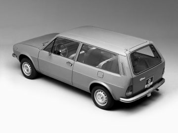 Een afbeelding van een grijze Alfa Romeo-auto op een grijze achtergrond.