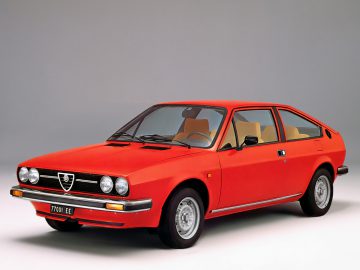 De auto is een rode Alfa Romeo.