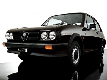 Een Alfa Romeo wordt tentoongesteld tegen een zwarte achtergrond.