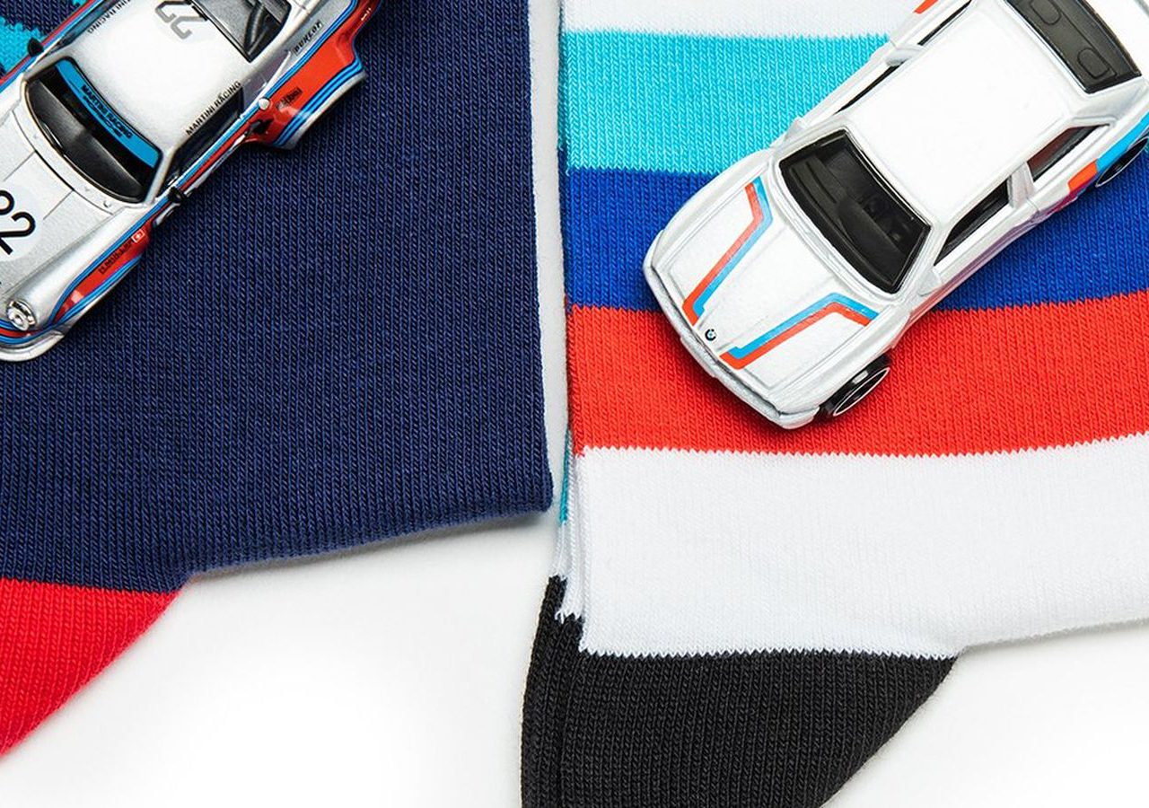 Een paar katoenen sokken met een speelgoedauto erop.