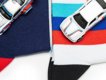 Een paar katoenen sokken met een speelgoedauto erop.