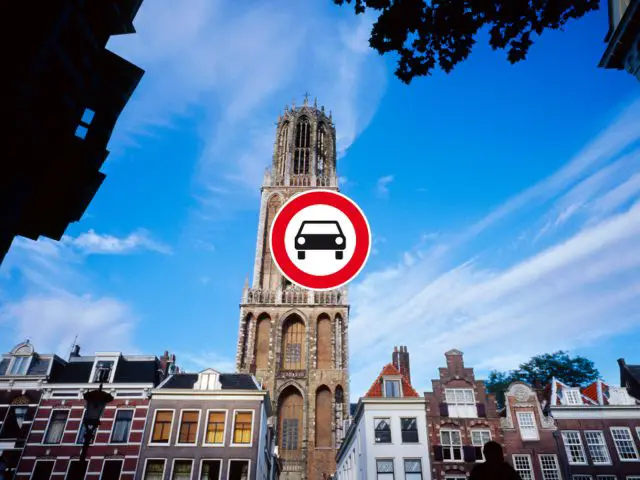Een gebouw met een klokkentoren op de achtergrond van het Vreugdevuur Scheveningen.