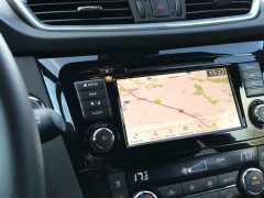 Het dashboard van een Nissan Qashqai met een GPS-systeem.