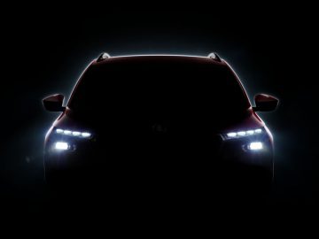 De voorkant van een rode Skoda SUV in het donker.